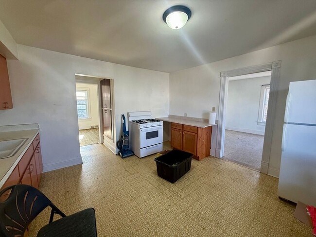 Photo - 110 Adrian St Unit Upper