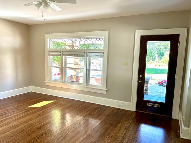 Photo - 631 W 5th St
