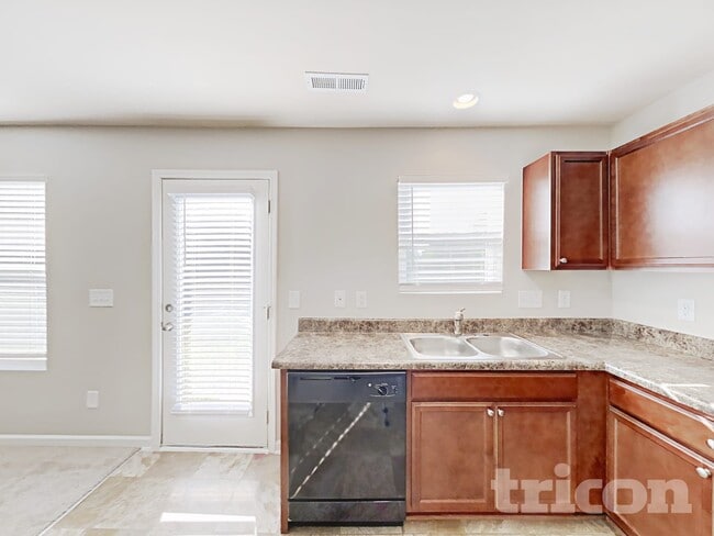 Photo - 325 Emilies Crossing Way