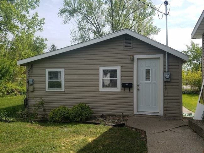 The Cottage at 103 W. 12th St., Winona Lake - 103 12th W St Unit 3