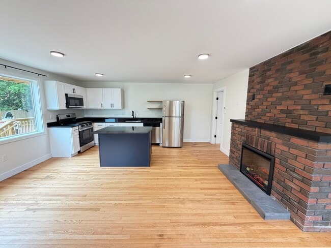 Building Photo - 20 Poirier Pl