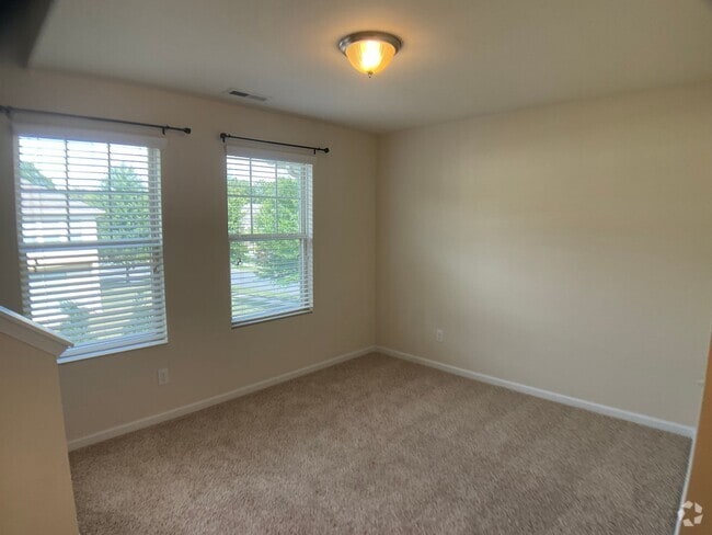 Building Photo - Spacious 2 bed, 2.5 bath with Loft in Thom...