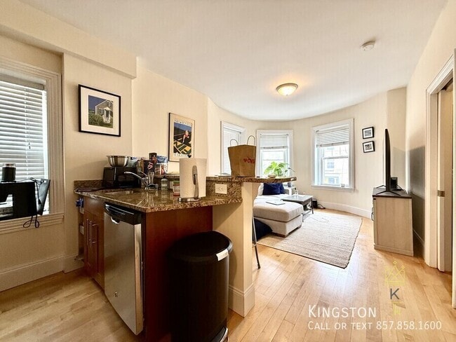 Building Photo - 674 Washington St Unit 1R