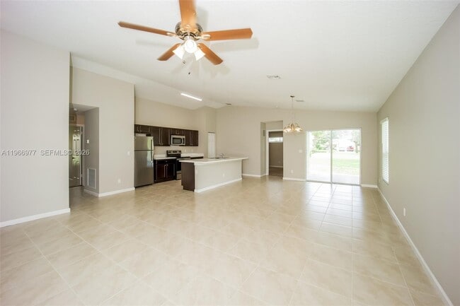 Photo - 154 NW Curtis St