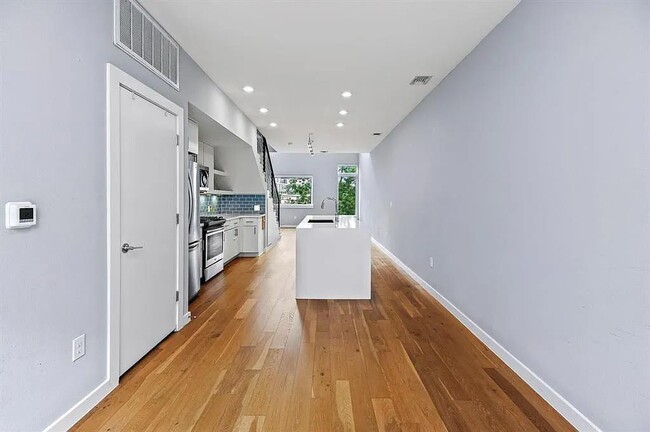 Building Photo - 2002 E 7th St Unit 204