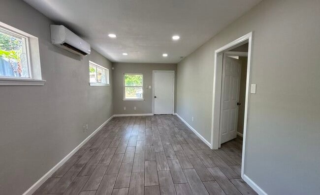 Photo - 3028 Francis St