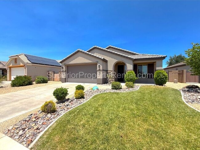 Building Photo - Darling 4 bed, 2 bath home w/2 car garage