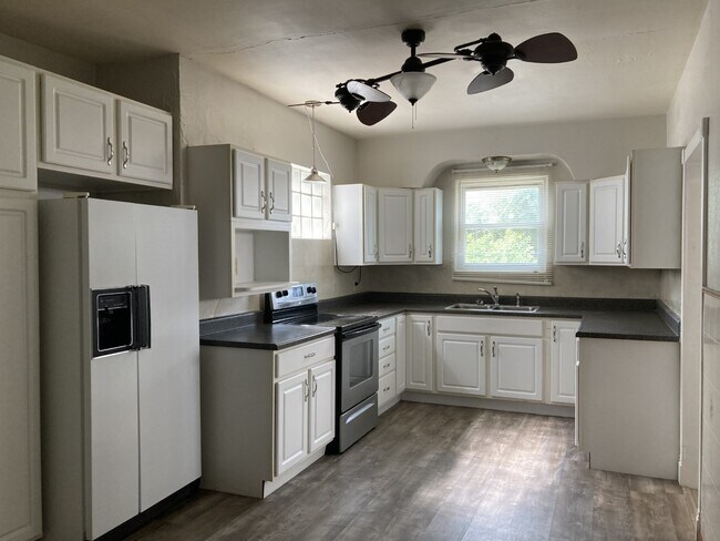 Spacious Kitchen, with plenty cabinets