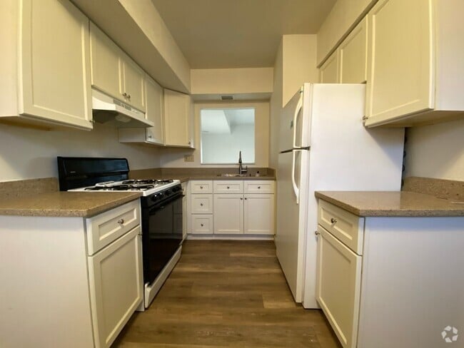 Building Photo - Amazing Two Bedroom Townhouse in Zelienopl...