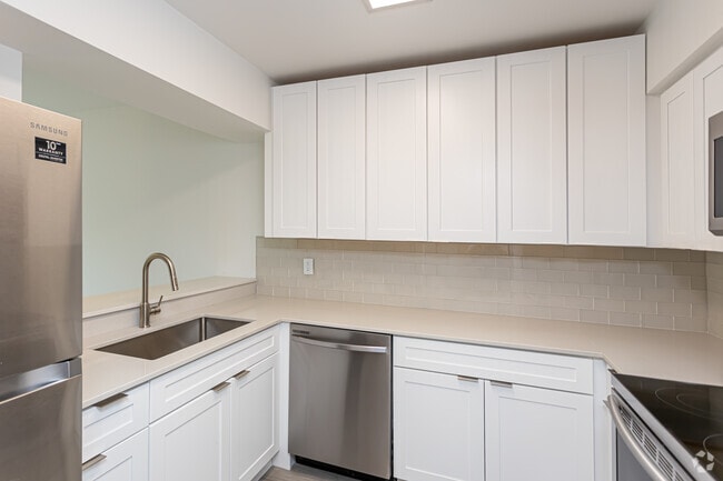1BR, 1.5BA - 680SF