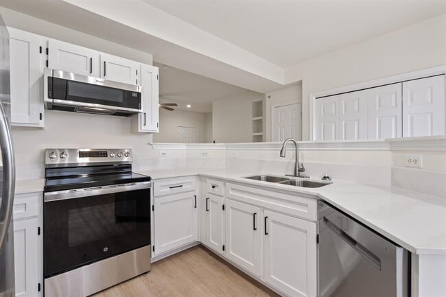 Building Photo - 2320 Gracy Farms Ln Unit 434 Rental