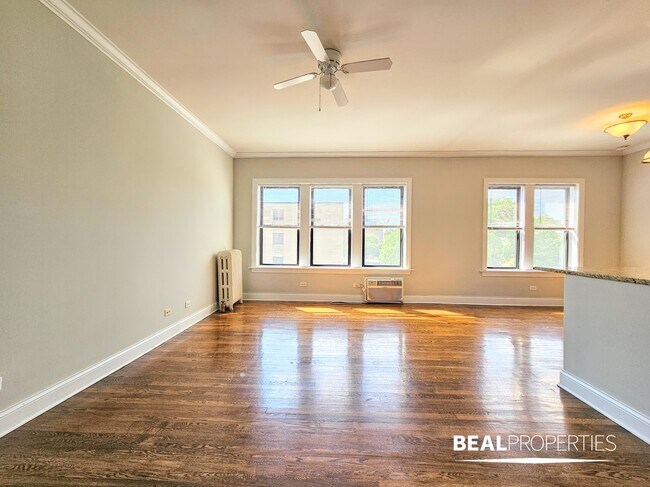 Building Photo - 750 W Addison St Unit 1 bed Rental