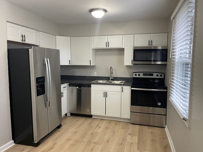 Building Photo - 2 bd 1 ba duplex in a Great Location