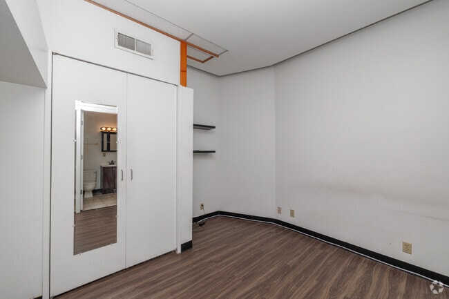 1BR, 1BA - 716SF - Bedroom