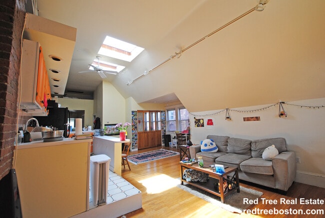 Photo - 1678 Beacon St