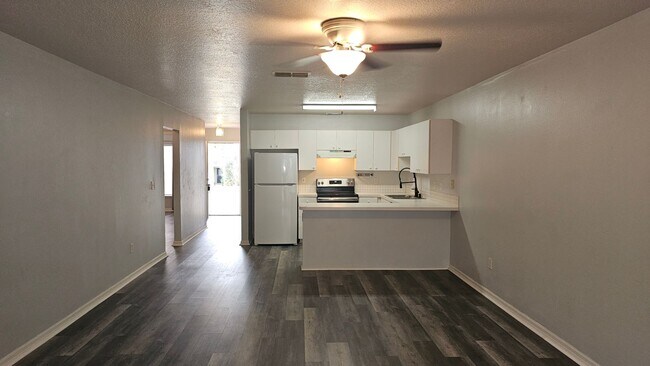 Photo - NICE! 3BED / 2 BATH / 1 CAR GARAGE (HALF DUPLEX)