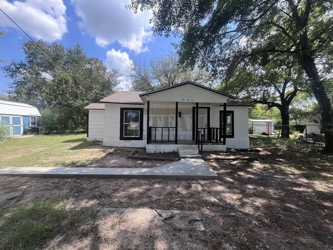 Building Photo - Remodeled 3 bedroom3 bathroom house