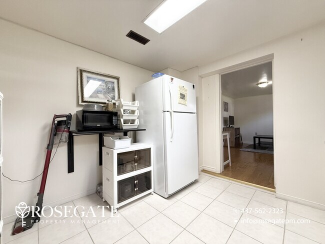Photo - Pet-Friendly, All-Inclusive 1-Bedroom Corner Basement Apartment with Internet – Scarborough Unité 2
