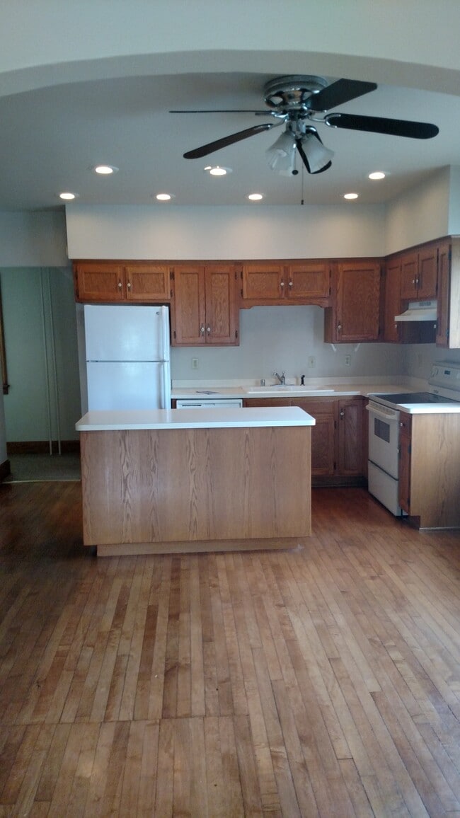 Building Photo - N70W5528 Bridge Rd Unit Lower