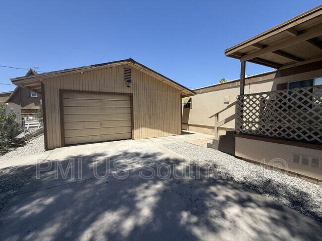 2111 Santa Cruz Ave