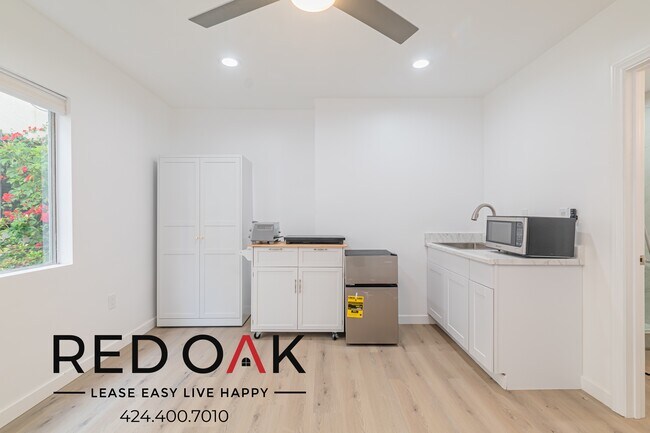 Photo - Charming Bachelor Unit with a Minifridge, ... Unidad 4A