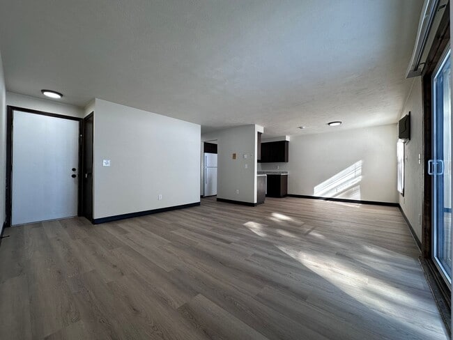 Building Photo - Noble Estates ||| Unit 3