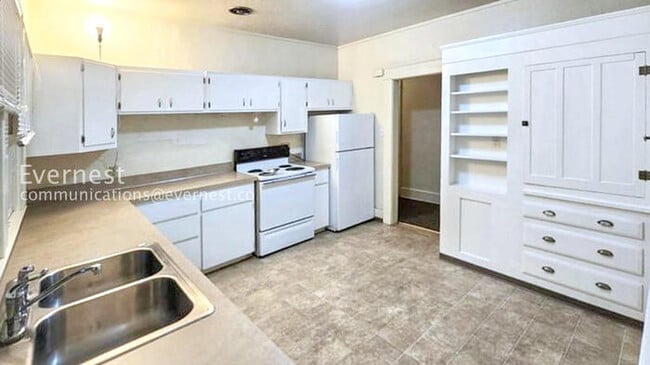 Photo - 4 Bed, 2 Bath Home with Fenced Yard / Vouchers Accepted