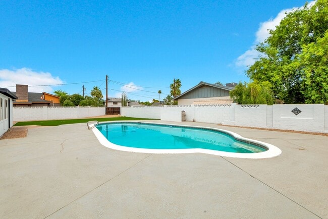 Photo - Great 6 Bedroom home near ASU with large BASEMENT