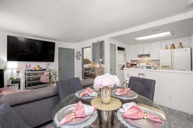 Photo - 2015 Dairy Mart Rd Unit 1