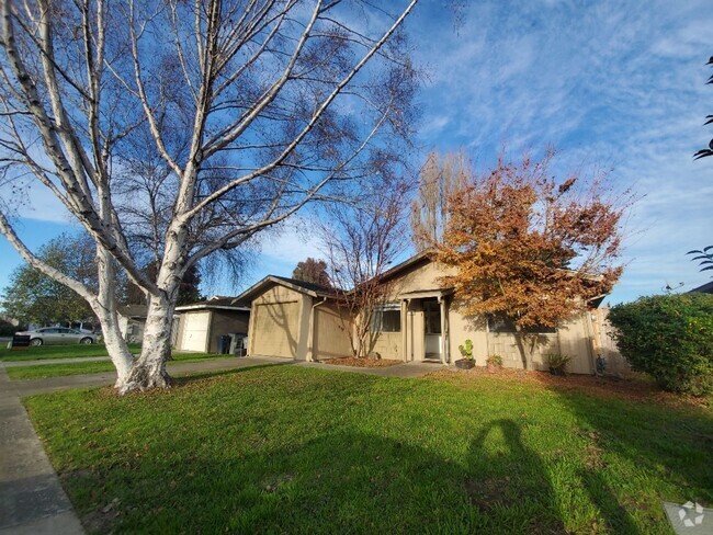 Building Photo - 3-bedroom home with remodeled kitchen and ...