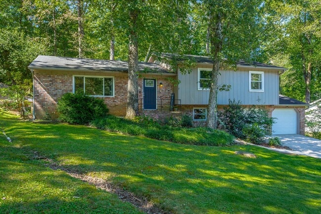 Building Photo - 819 Skyline Park Dr