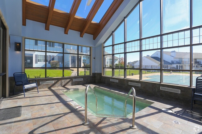 Jacuzzi - Wood Creek Apartments