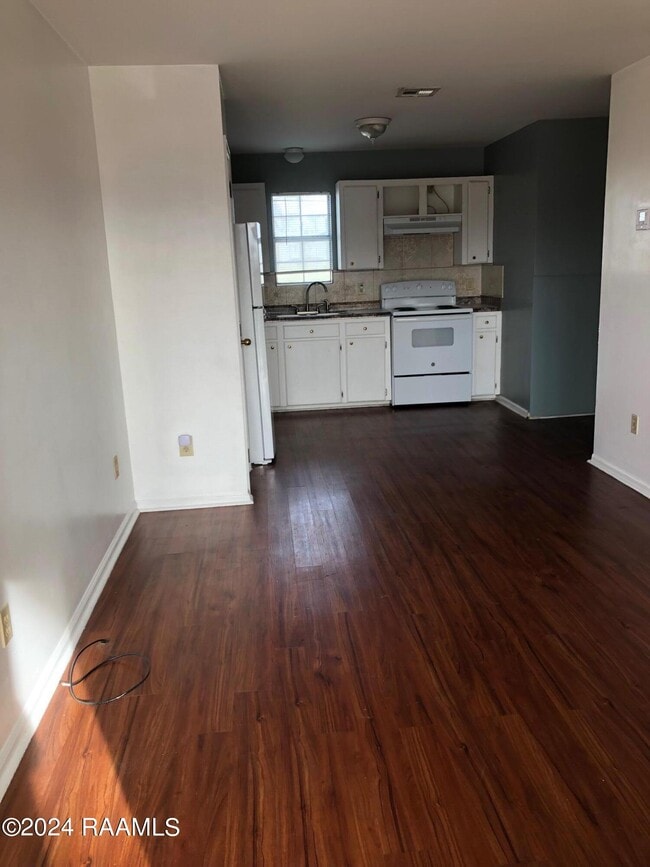 Photo - 709 Hwy 90 E