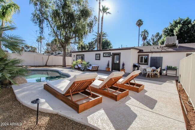 Building Photo - 4028 E Lewis Ave