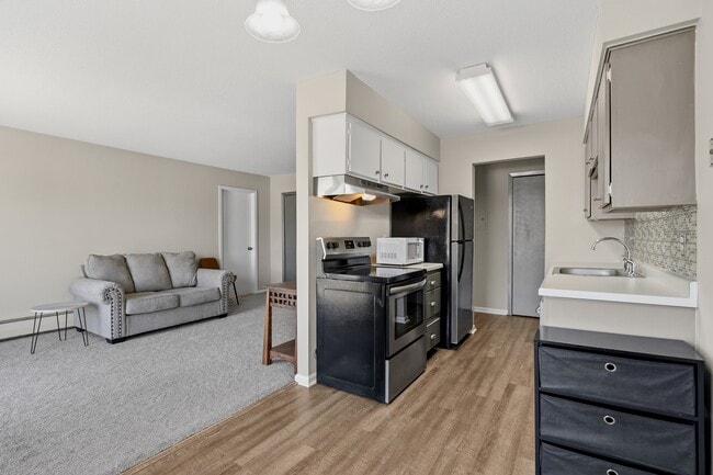 Photo - 810 9th Ave S
