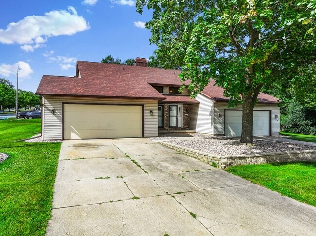 Building Photo - 2598 Parkwood Dr Unit 2598