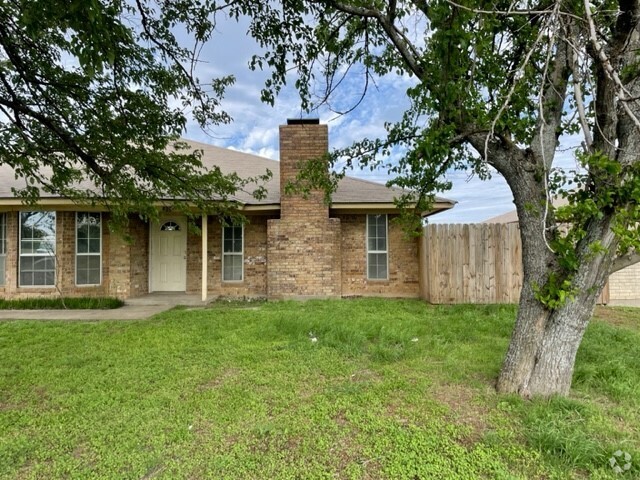 Building Photo - 202 N Nolan River Rd Rental
