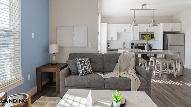 Building Photo - 5885 Lakehurst Dr