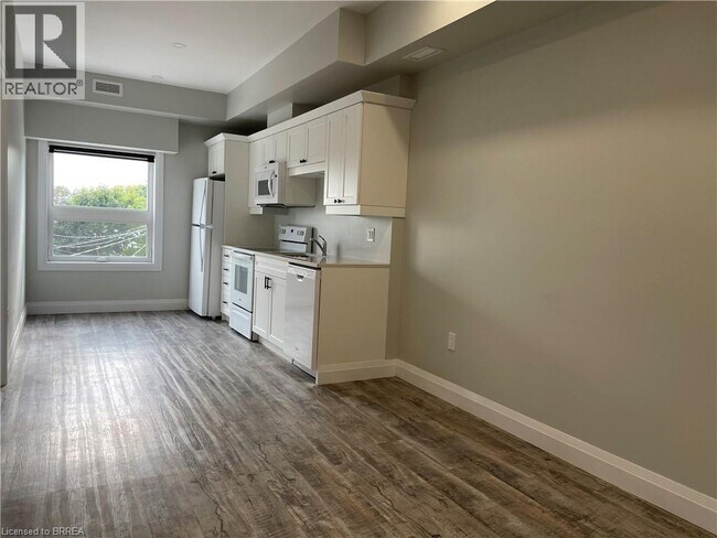 Photo - 124 KING St Unit 102