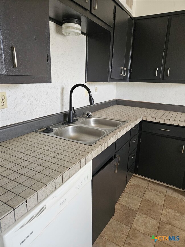 Building Photo - 102 E Avenue A Unit 7
