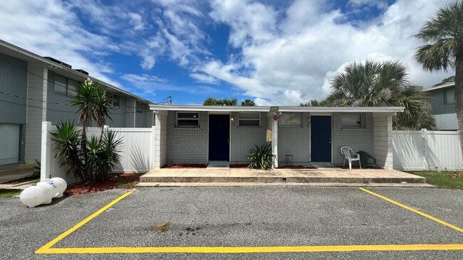 Building Photo - "Second Month of Rent FREE" Charming Studi... Rental