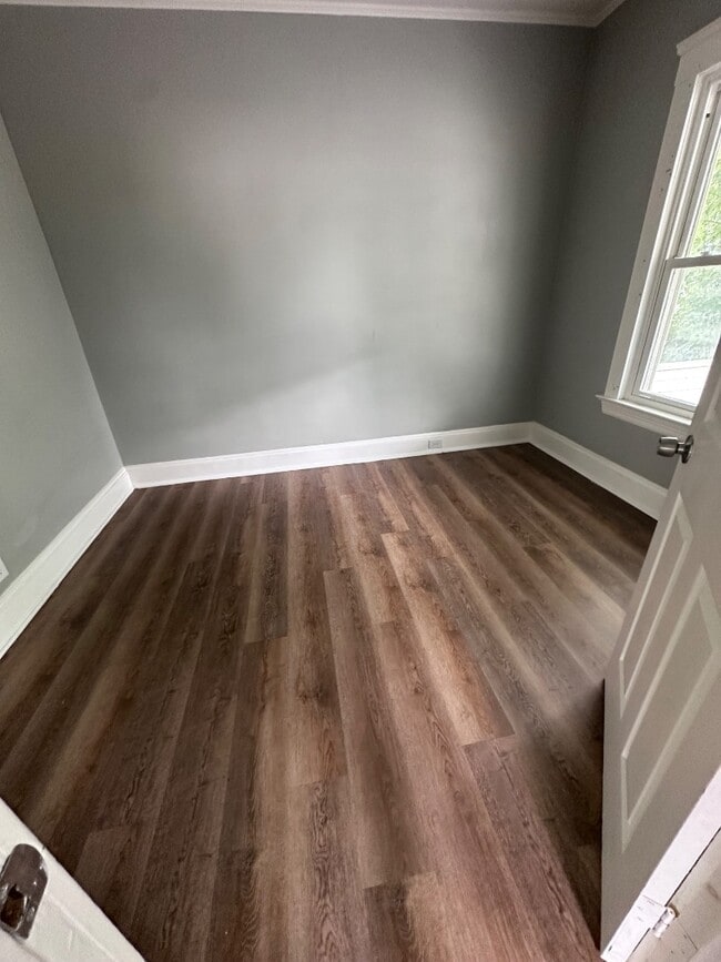 Move right in to this beautiful 1st floor unit!