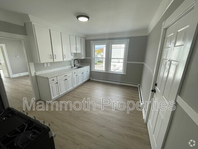 Building Photo - 541 Pine St Unit 3 Rental