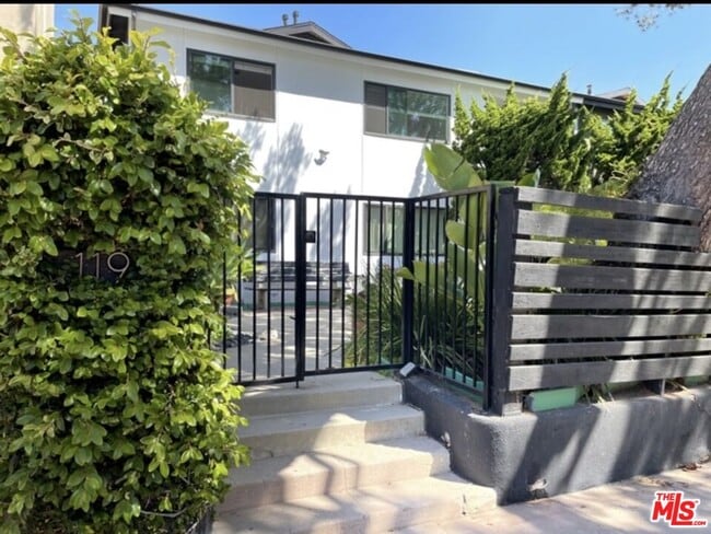 Building Photo - 119 Paloma Ave Unit M