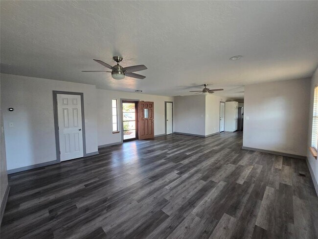 Photo - 3420 Kings Way