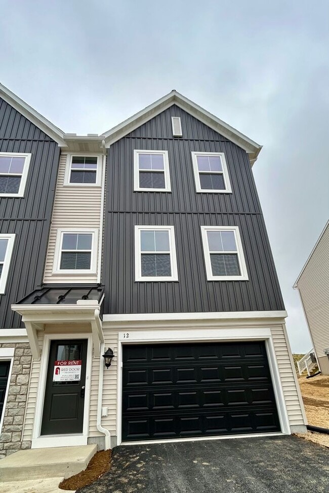Building Photo - New End of row townhome 3 bed, 2.5 bath in Carlisle
