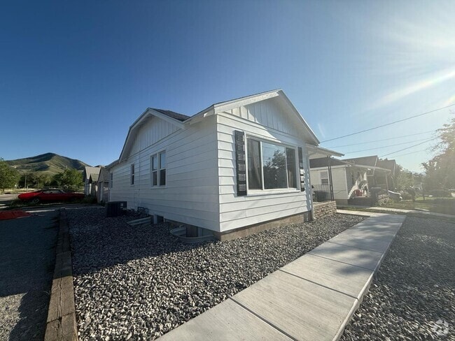 Building Photo - Charming Remodeled Bungalow Near Downtown ... Rental