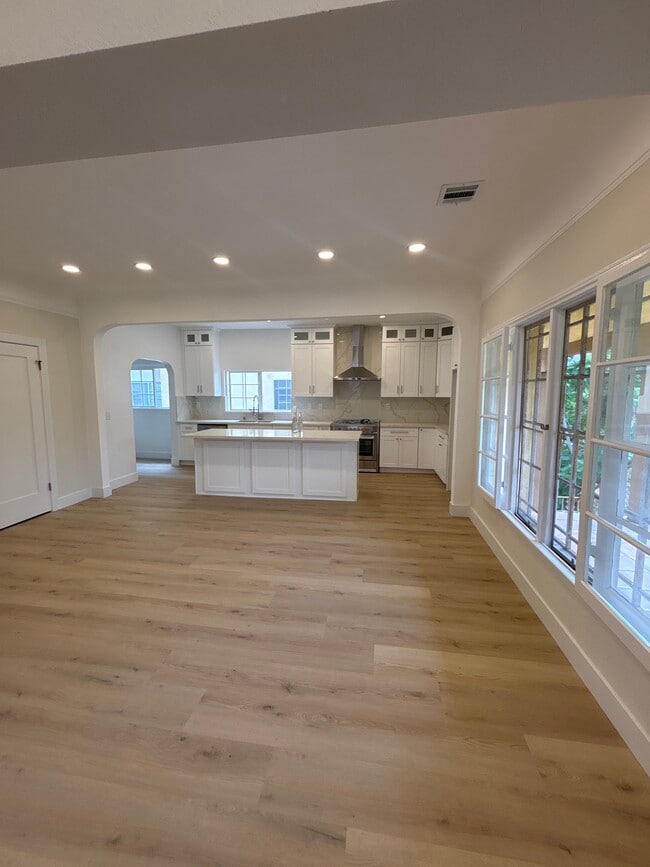 Open kitchen space - 1062 S Shenandoah St Unit 1062