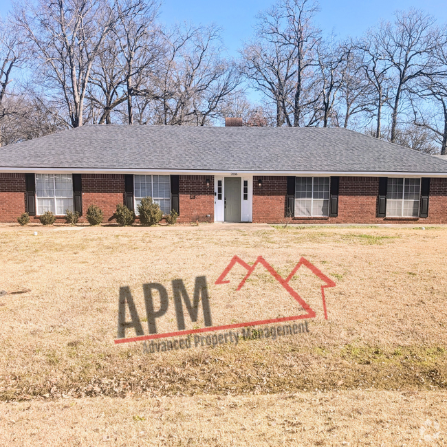 Building Photo - Gorgeous home in North Monroe