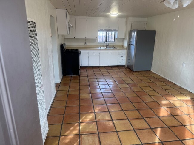 Building Photo - 1812 Mann St Unit 3